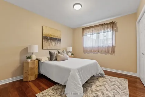1214 Conyers Crescent Mississauga ON L5C 1K1