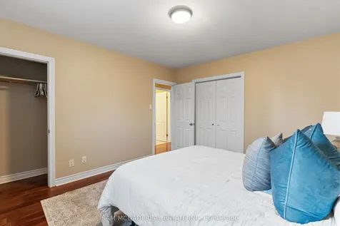 1214 Conyers Crescent Mississauga ON L5C 1K1