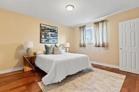 1214 Conyers Crescent Mississauga ON L5C 1K1