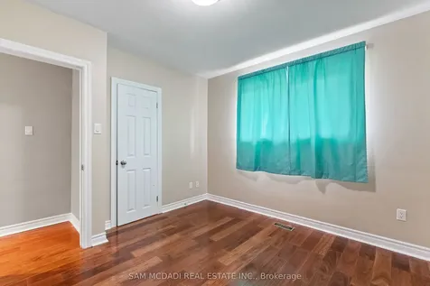 1214 Conyers Crescent Mississauga ON L5C 1K1