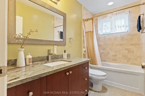 1214 Conyers Crescent Mississauga ON L5C 1K1