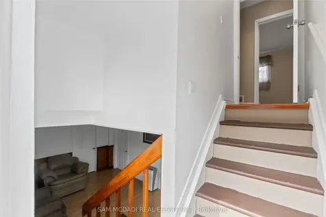 1214 Conyers Crescent Mississauga ON L5C 1K1