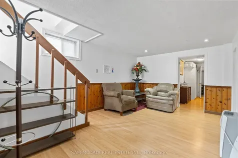1214 Conyers Crescent Mississauga ON L5C 1K1