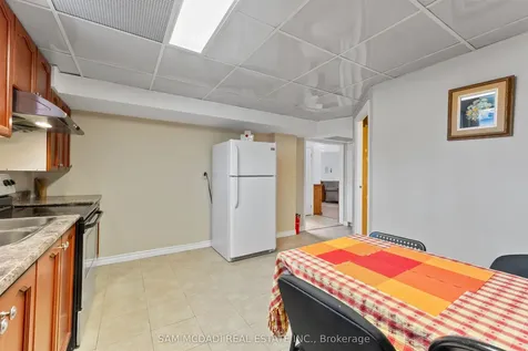 1214 Conyers Crescent Mississauga ON L5C 1K1