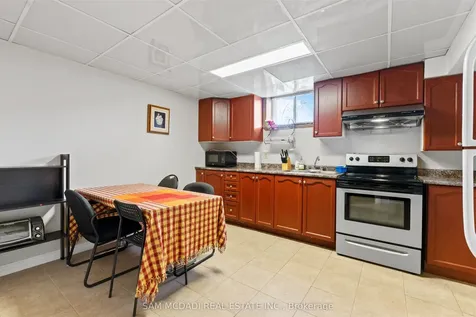 1214 Conyers Crescent Mississauga ON L5C 1K1