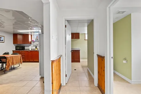 1214 Conyers Crescent Mississauga ON L5C 1K1