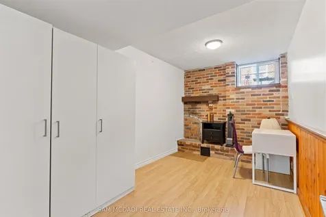 1214 Conyers Crescent Mississauga ON L5C 1K1