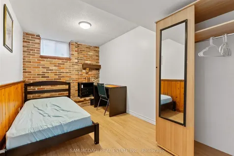 1214 Conyers Crescent Mississauga ON L5C 1K1