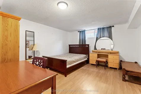 1214 Conyers Crescent Mississauga ON L5C 1K1