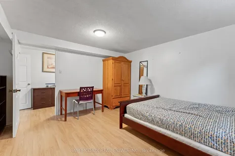 1214 Conyers Crescent Mississauga ON L5C 1K1