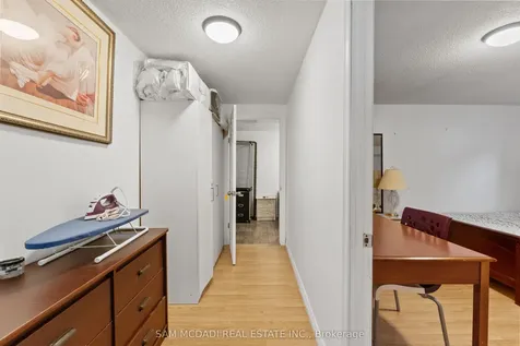 1214 Conyers Crescent Mississauga ON L5C 1K1