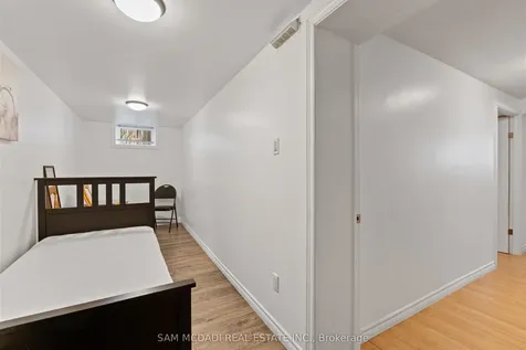 1214 Conyers Crescent Mississauga ON L5C 1K1