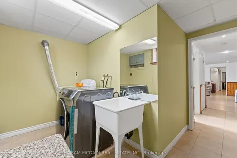 1214 Conyers Crescent Mississauga ON L5C 1K1