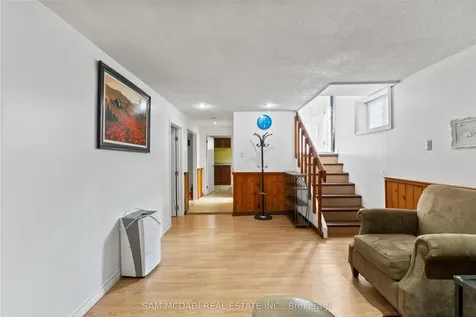 1214 Conyers Crescent Mississauga ON L5C 1K1