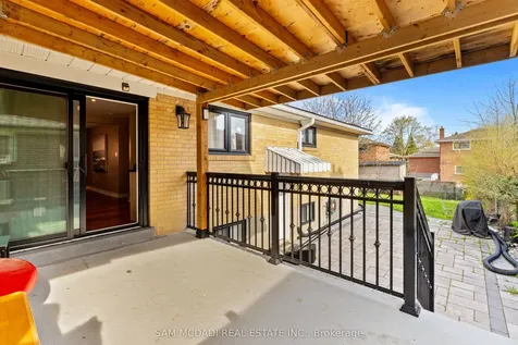 1214 Conyers Crescent Mississauga ON L5C 1K1