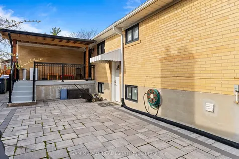 1214 Conyers Crescent Mississauga ON L5C 1K1