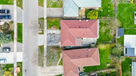 1214 Conyers Crescent Mississauga ON L5C 1K1