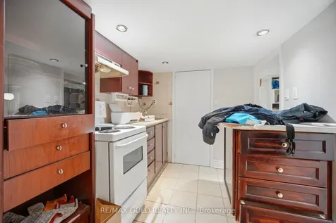 27 Aileen Avenue Toronto ON M6M 1E5