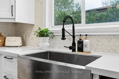 2233 Melissa Crescent Burlington ON L7P 3T4