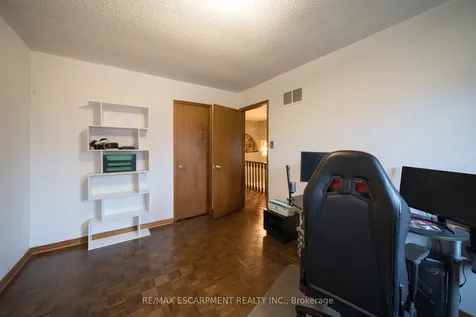 2057 Wincanton Crescent Mississauga ON L5M 3E4