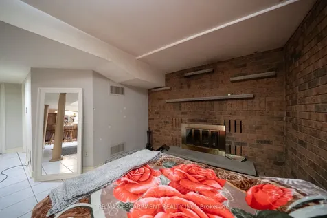 2057 Wincanton Crescent Mississauga ON L5M 3E4
