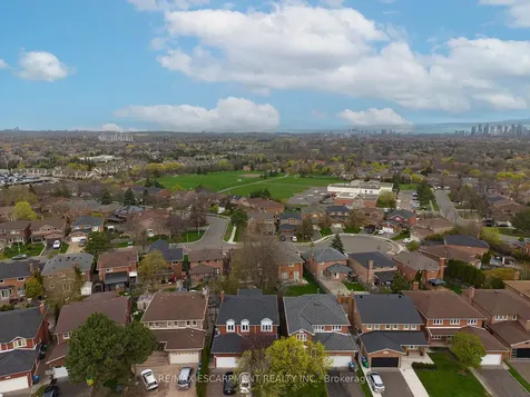 2057 Wincanton Crescent Mississauga ON L5M 3E4