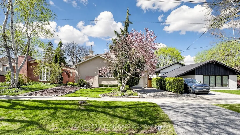 6 Hedges Boulevard Toronto ON M9B 3C2