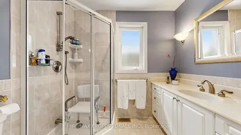 6 Hedges Boulevard Toronto ON M9B 3C2