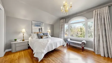 6 Hedges Boulevard Toronto ON M9B 3C2