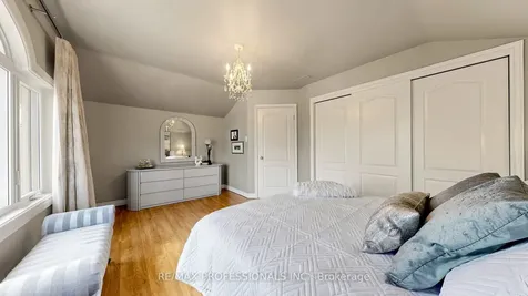 6 Hedges Boulevard Toronto ON M9B 3C2