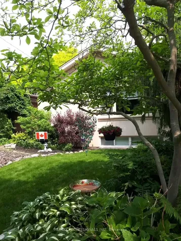 6 Hedges Boulevard Toronto ON M9B 3C2