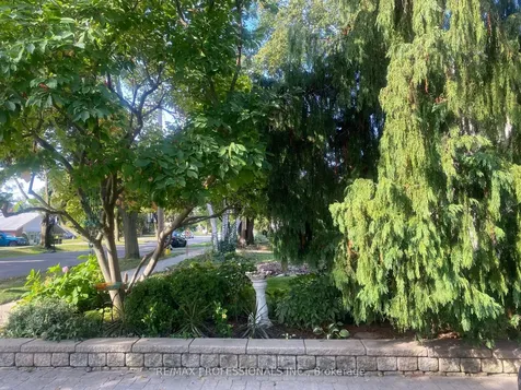6 Hedges Boulevard Toronto ON M9B 3C2