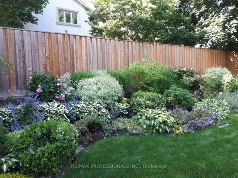 6 Hedges Boulevard Toronto ON M9B 3C2
