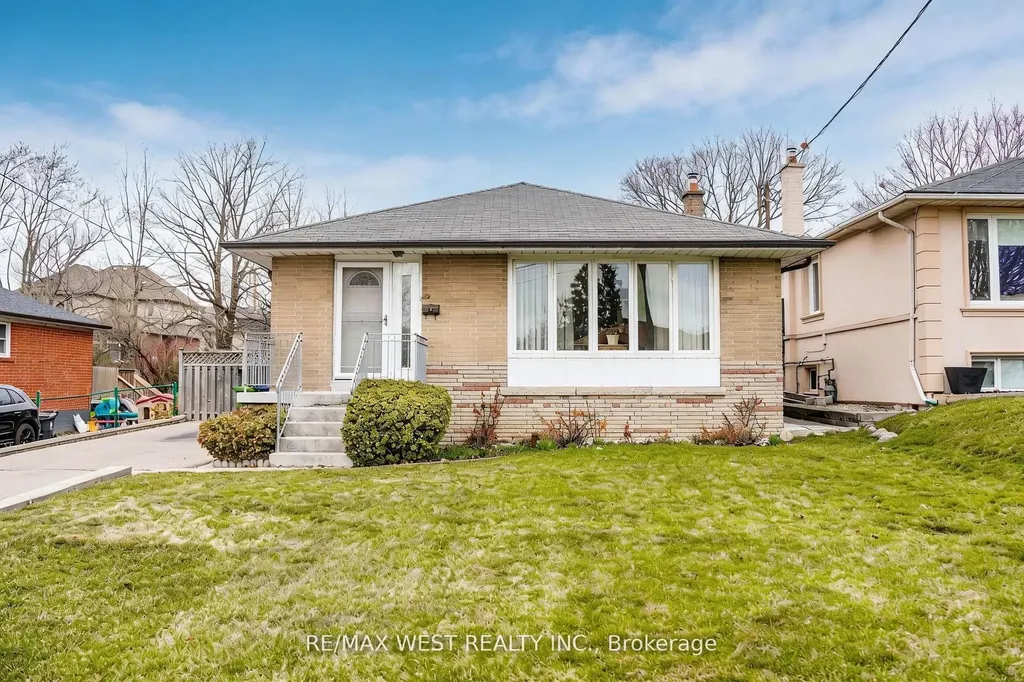 32 Deevale Road Toronto ON M3M 1Z3