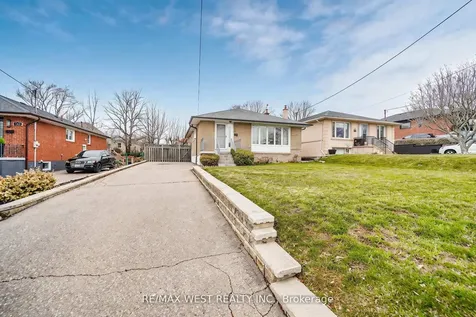 32 Deevale Road Toronto ON M3M 1Z3