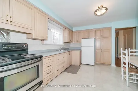 32 Deevale Road Toronto ON M3M 1Z3