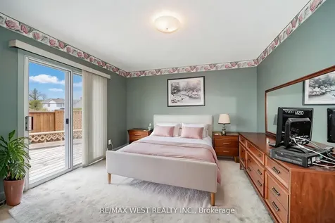 32 Deevale Road Toronto ON M3M 1Z3