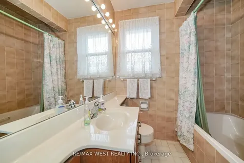 32 Deevale Road Toronto ON M3M 1Z3