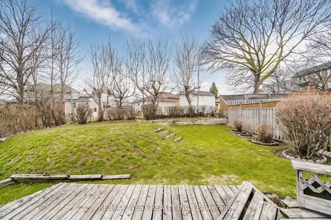 32 Deevale Road Toronto ON M3M 1Z3