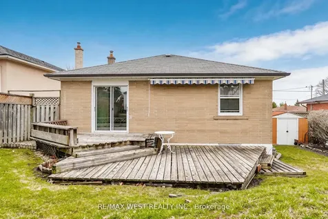 32 Deevale Road Toronto ON M3M 1Z3