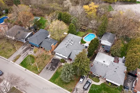 5119 Cherryhill Crescent Burlington ON L7L 4B8
