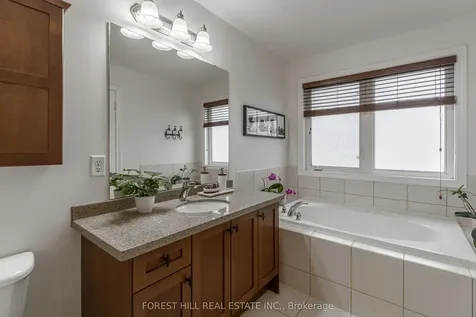 2019 Trawden Way Oakville ON L6M 0M3