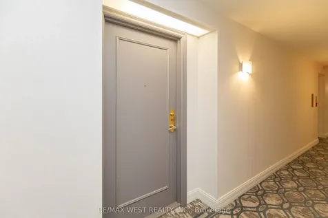 35 Kingsbridge Garden Circle Mississauga ON L5R 3Z5