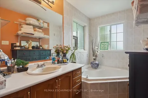 5224 Thornburn Drive Burlington ON L7L 6R4