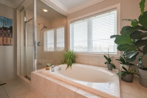 2400 Neyagawa Boulevard Oakville ON L6H 7P5