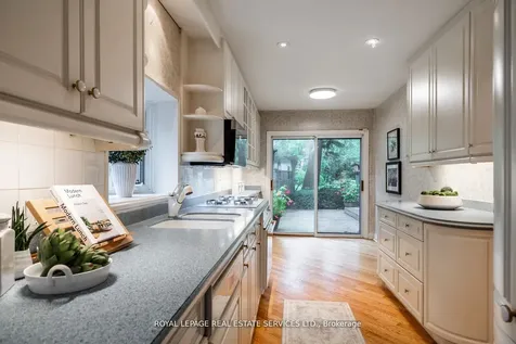 18 Queen Marys Drive Toronto ON M8X 1S2