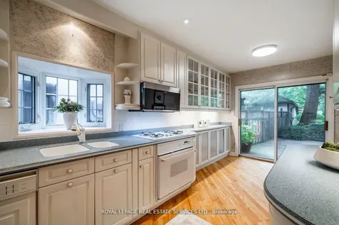 18 Queen Marys Drive Toronto ON M8X 1S2