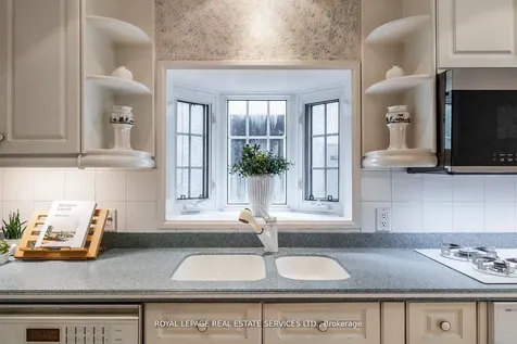 18 Queen Marys Drive Toronto ON M8X 1S2