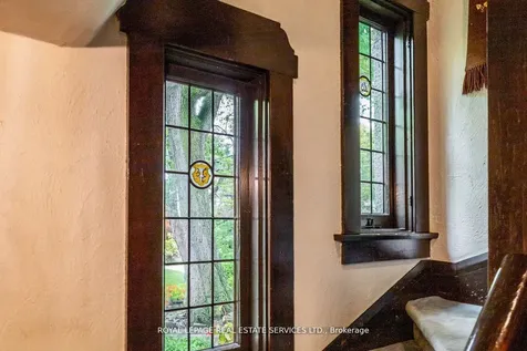 18 Queen Marys Drive Toronto ON M8X 1S2
