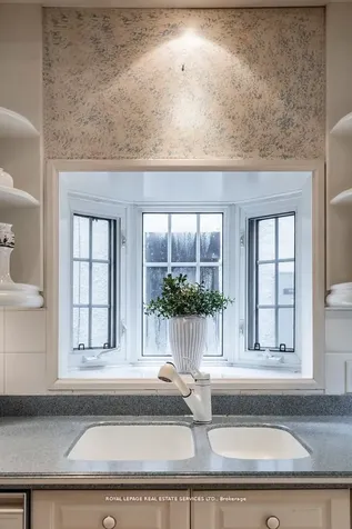 18 Queen Marys Drive Toronto ON M8X 1S2